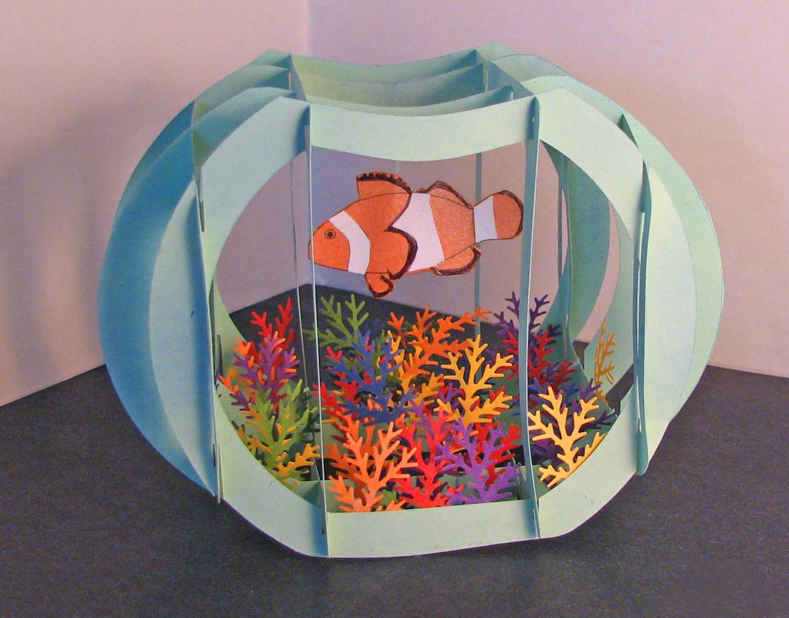 Какой день рождения можно сделать. Поделка аквариум. Подарок на день рождения своими руками. Поделка аквариум с рыбками. Аквариум поделка из бумаги.