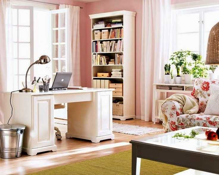 Есть много идей создания домашнего офиса, но мы бы хотели поделиться очень крутым и изысканным ключевым элементом, который может вам понравиться - винтажный стол