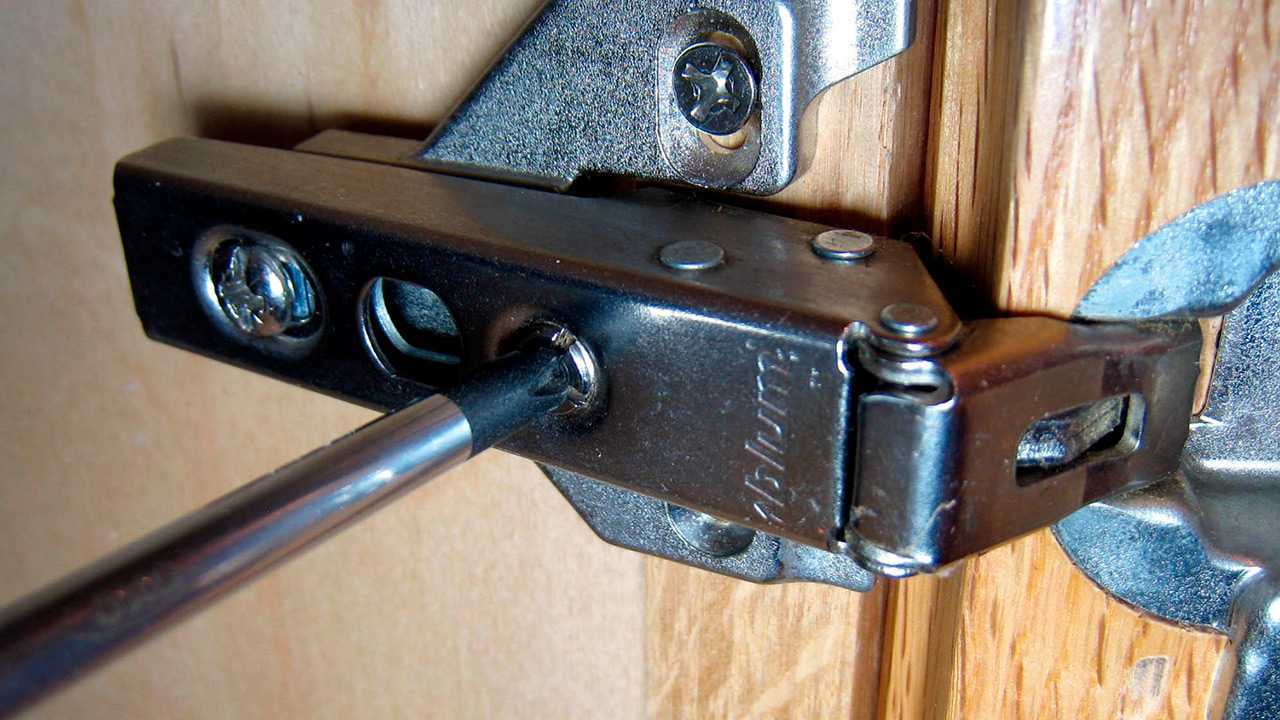 Как отрегулировать петли на дверцах кухонного шкафа
