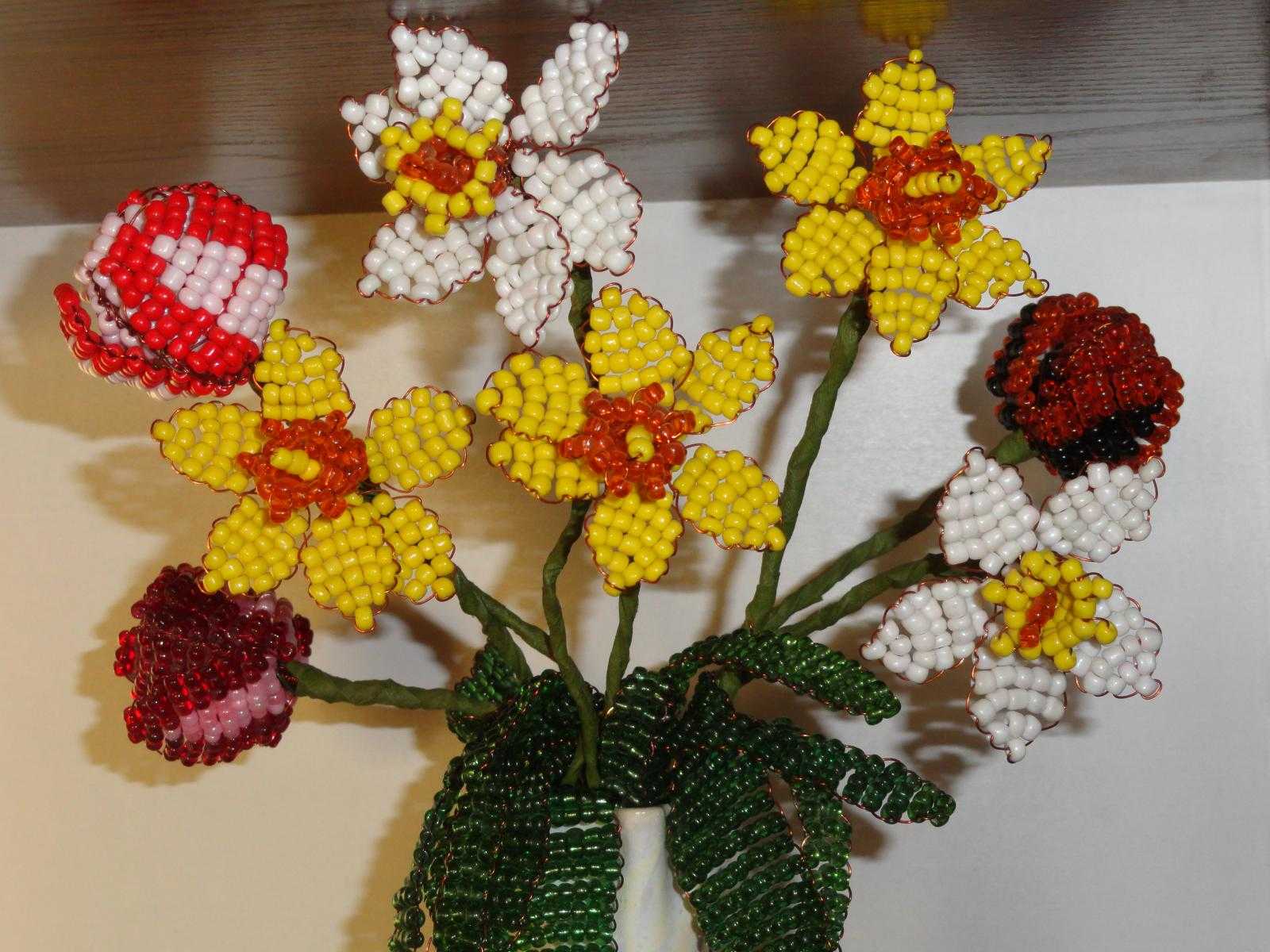 Лилия из бисера: мастер-класс по плетению лепестков и листьев, сборка цветка