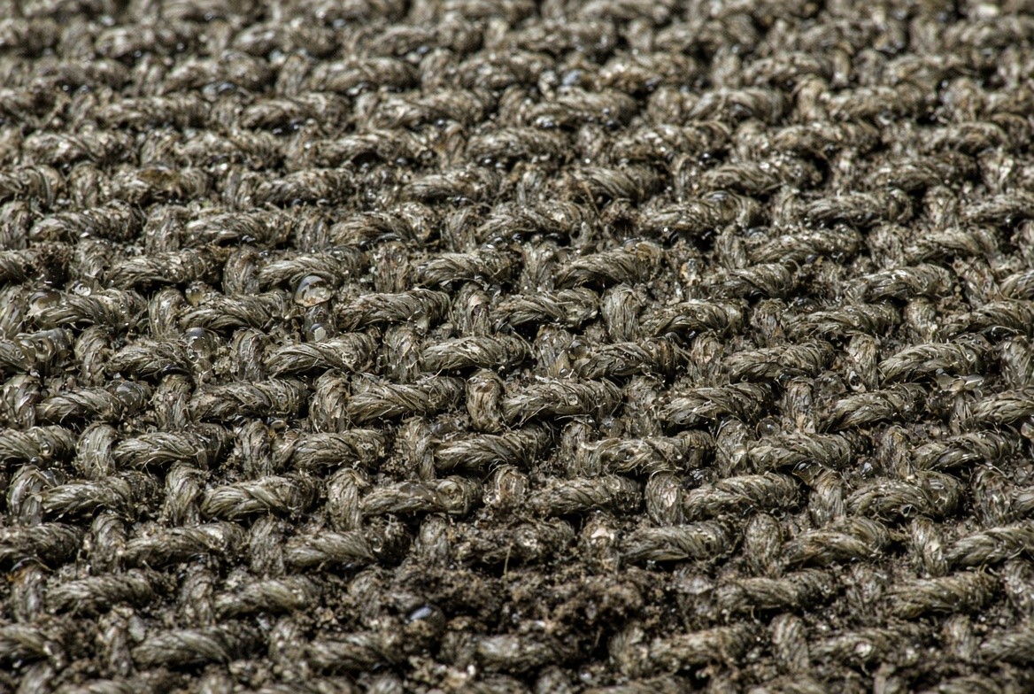 Как выбрать входные коврики для офиса, чтобы они справлялись с грязью и выглядели аккуратно годами