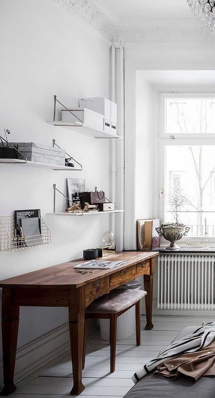 Есть много идей создания домашнего офиса, но мы бы хотели поделиться очень крутым и изысканным ключевым элементом, который может вам понравиться - винтажный стол