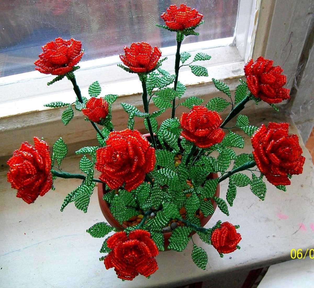 Как можно использовать розу. Букет роз из бисера. Плетение бисером розы. Розы из бисера в горшке.