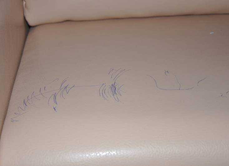 Чем и как оттереть ручку с кожаного дивана: как вывести шариковую ручку с кожзама стула или из ткани