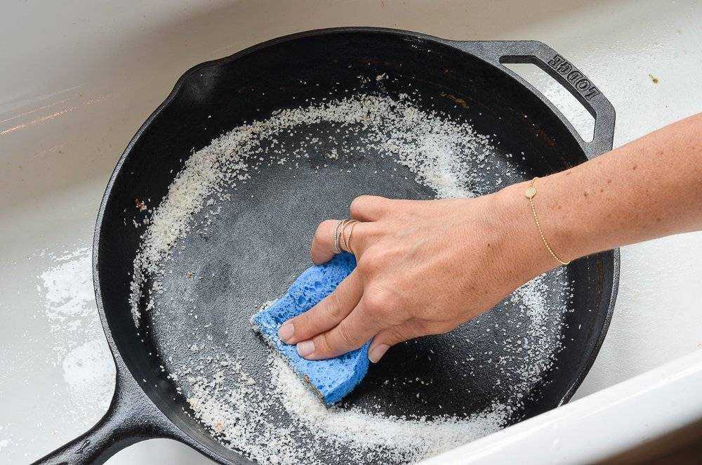 Мытье кастрюль. Мытье сковороды. Для очистки сковороды. Чистка посуды солью. Соль в хозяйстве.