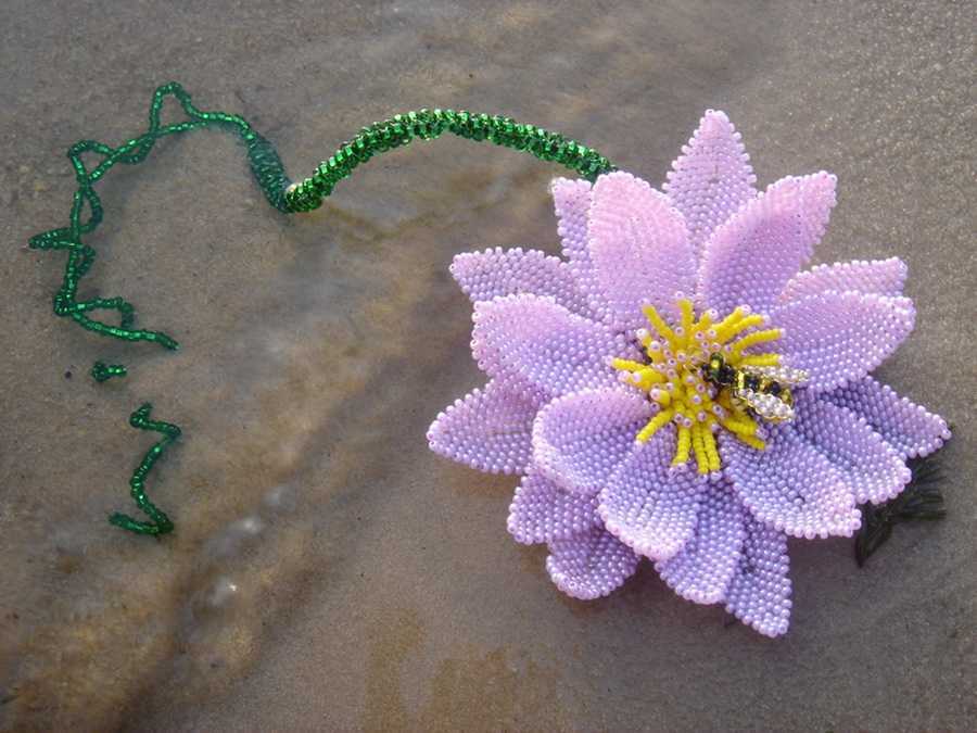 Лилия из бисера для начинающих: выбор цвета бисера и техники плетения, фото идеи