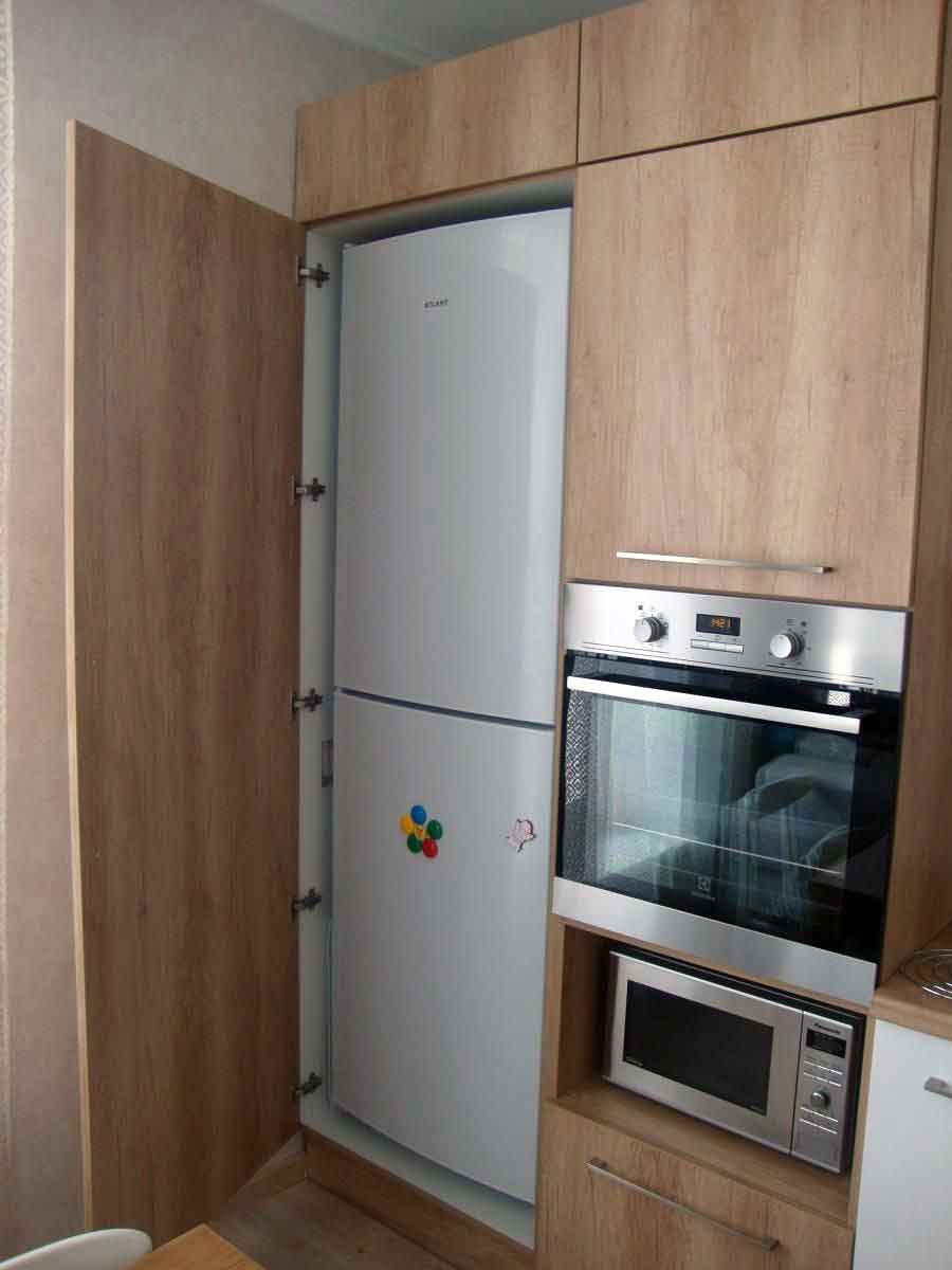 Обычный холодильник встроенный в кухню