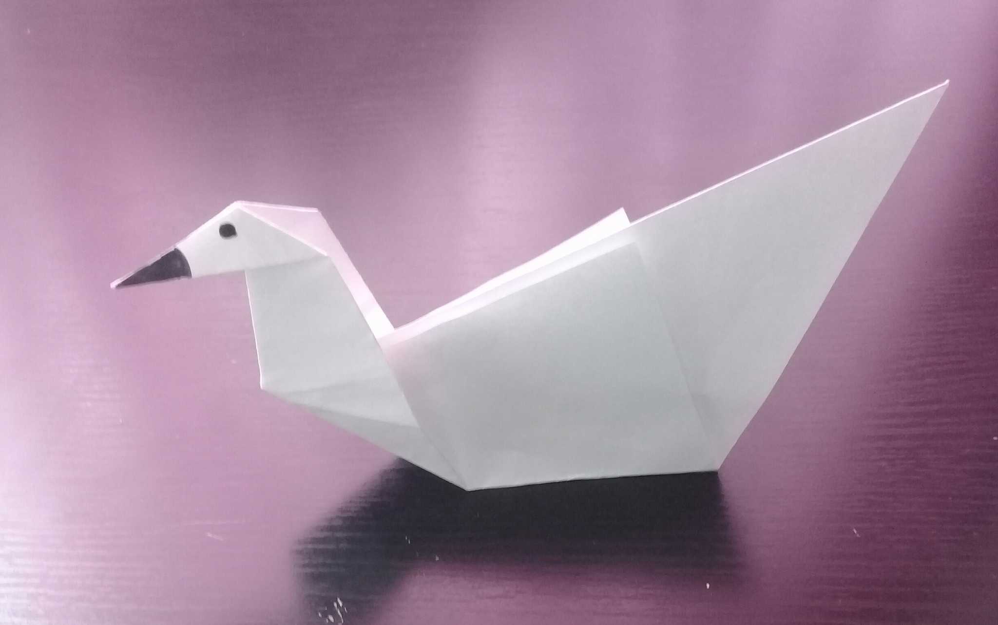 Большая птица оригами резиденция утренней росы. Оригами птица. Птица из оригами. Бумажный лебедь. Оригами лебедь из бумаги.
