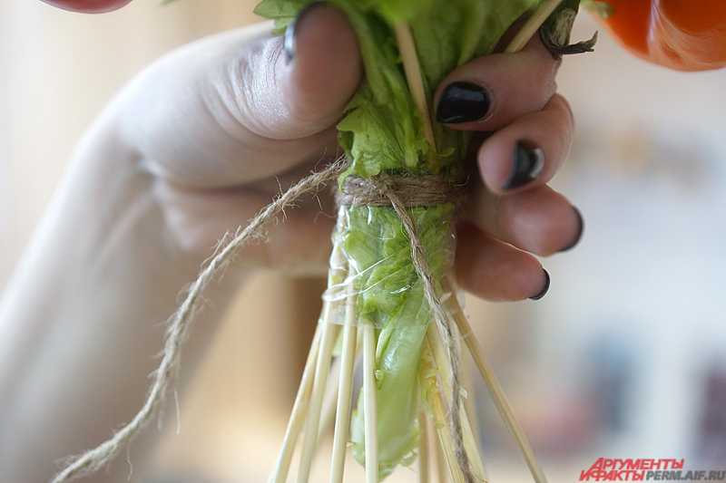 Съедобный букет из фруктов и овощей, а также других продуктов своими руками для женщин и мужчин в домашних условиях: пошаговые мастер-классы с фото и видео