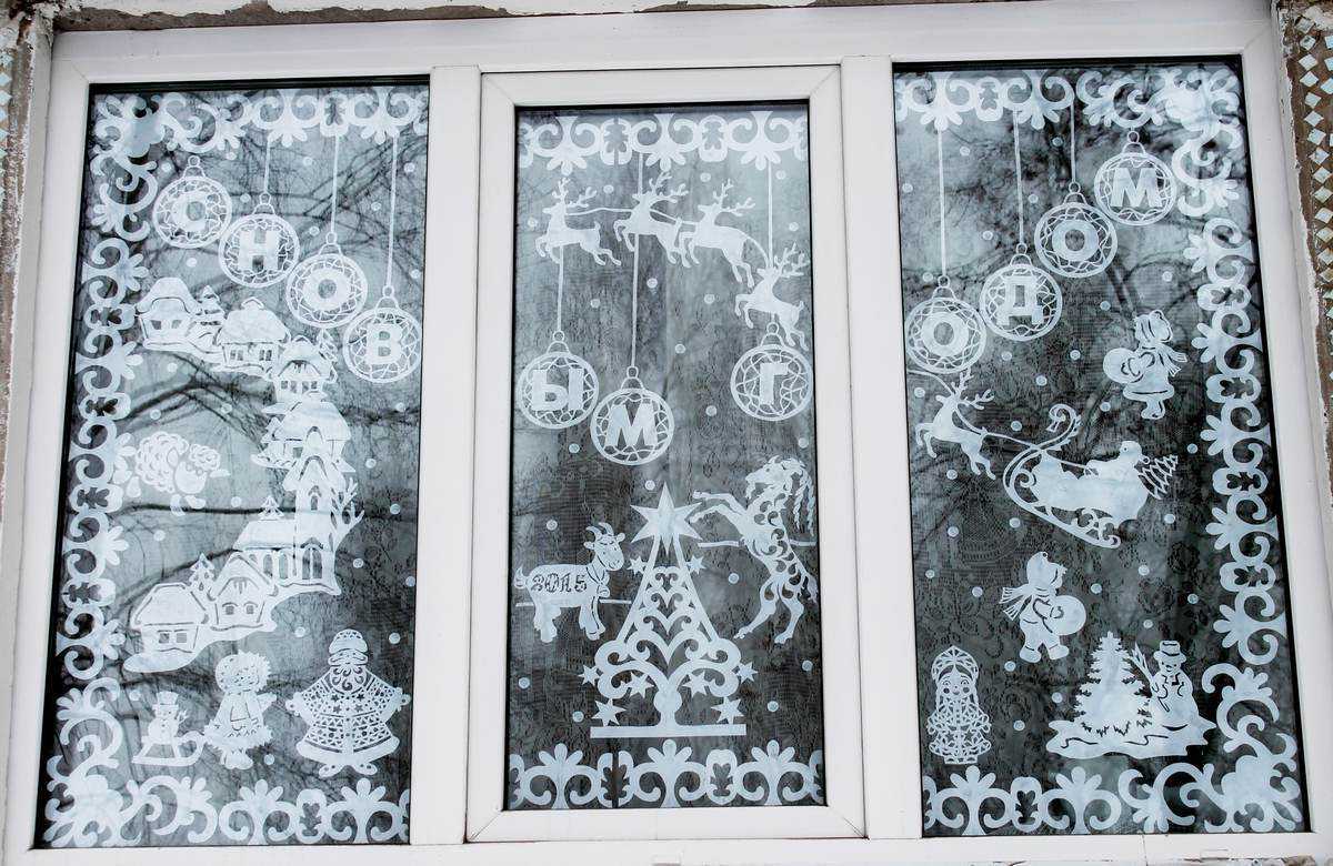 Как украсить окна на новый год 2023 — фото идеи украшения с помощью наклеек, трафаретов и росписи