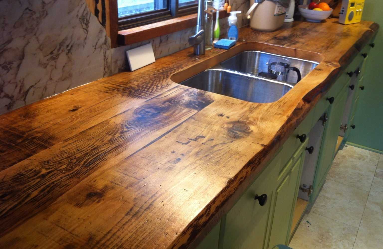 Кухня с деревянной столешницей