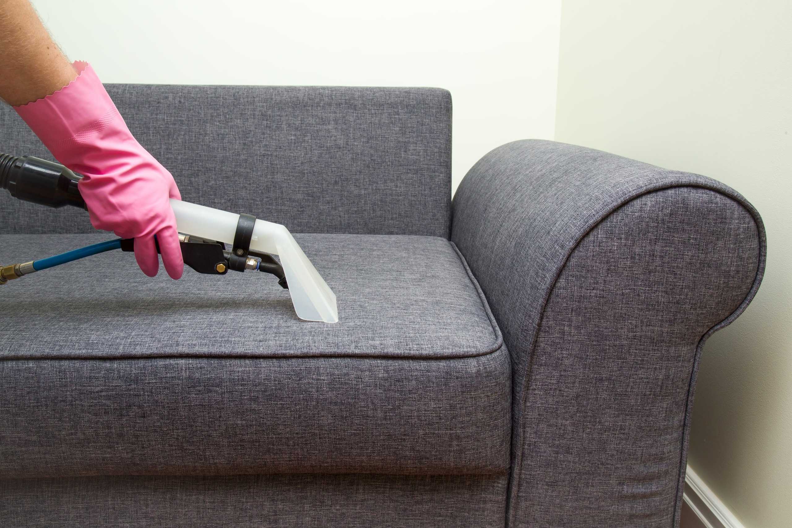 Чистка мягкой мебели и ковров пароочистителем: правила и нюансы
