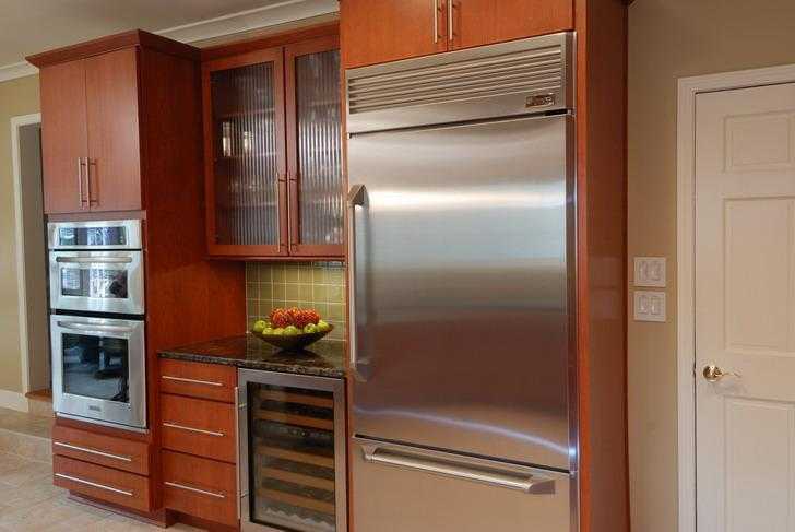 Можно ли встроить обычный холодильник в кухонный шкаф?