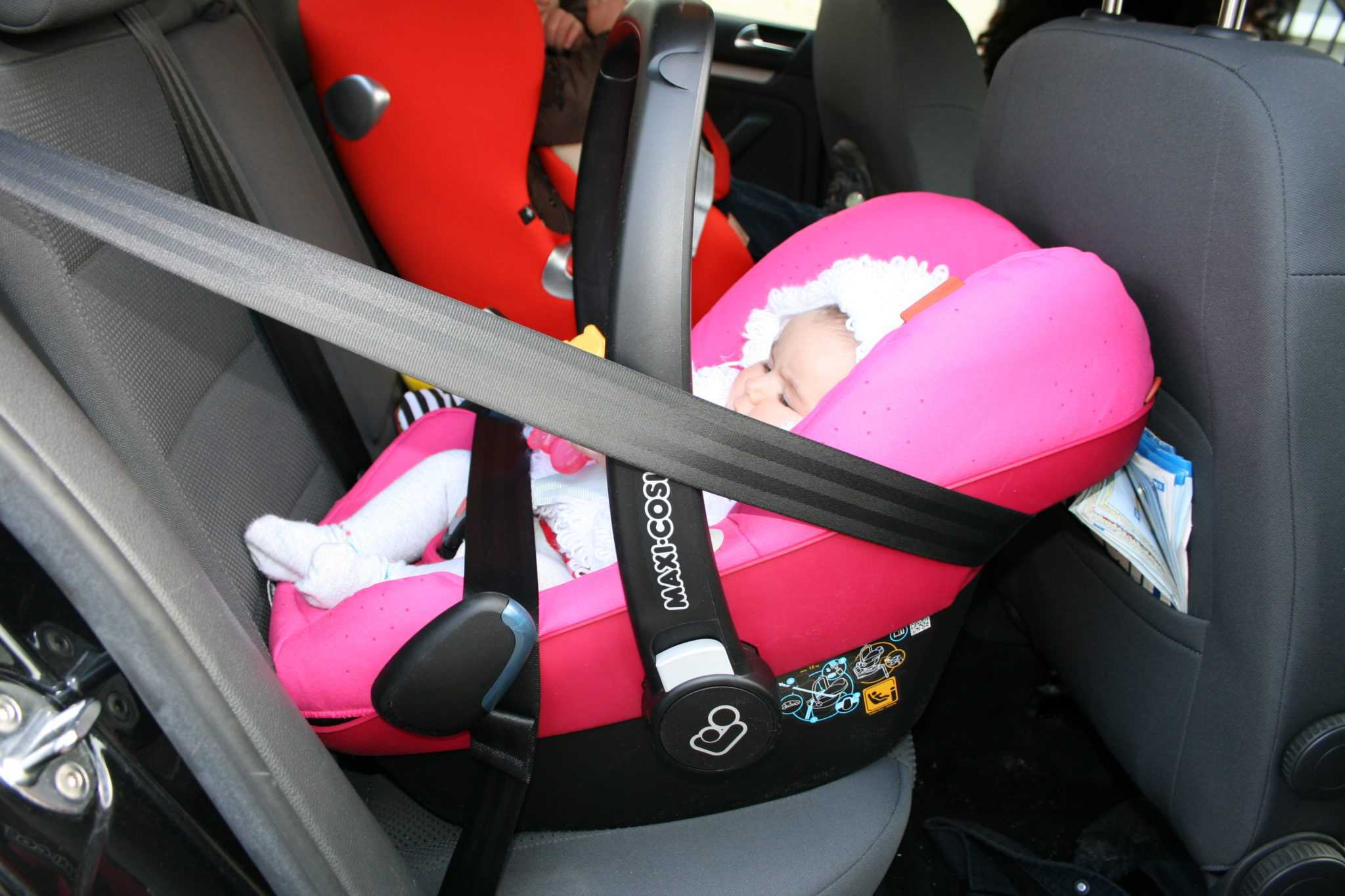 Как ставится автолюлька в машину для новорожденных фото