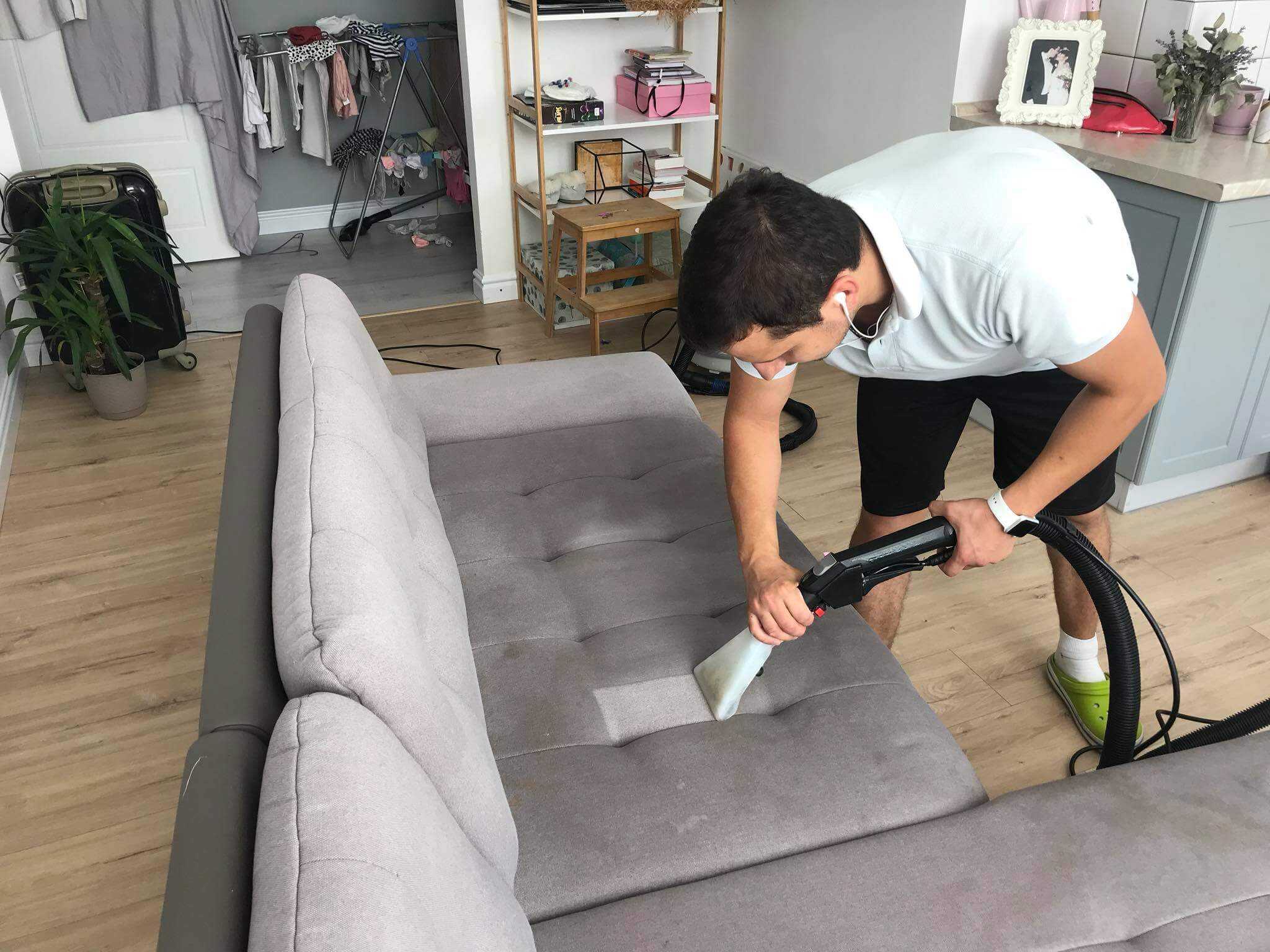 Химчистка мягкой мебели на дому – как её проводят и когда она нужна