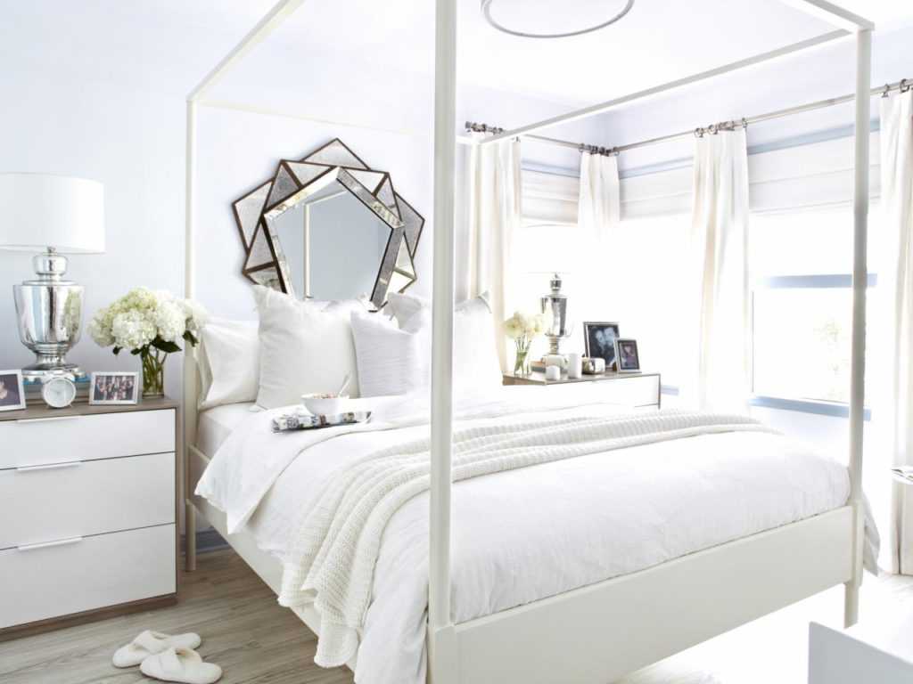 Белая спальня в интерьере с белой мебелью в современном стиле: гарнитур белого цвета
 - 28 фото