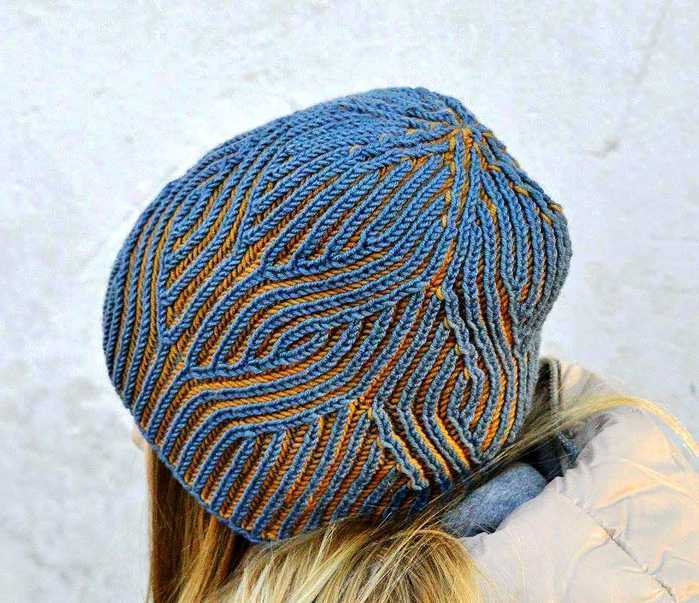 Женские вязаные шапки спицами (64 модные шапочки со схемами)