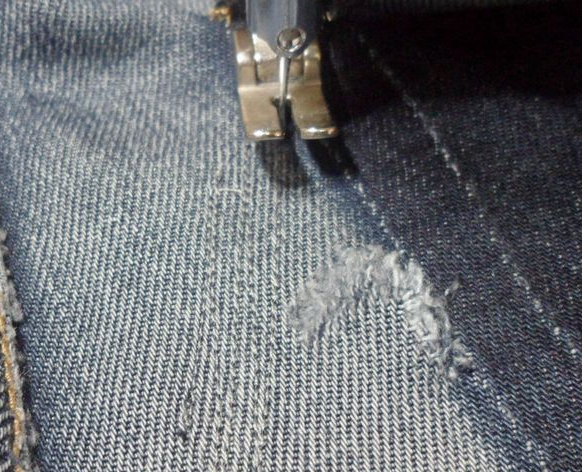 Как красиво сделать заплатку на джинсах вручную? :: syl.ru