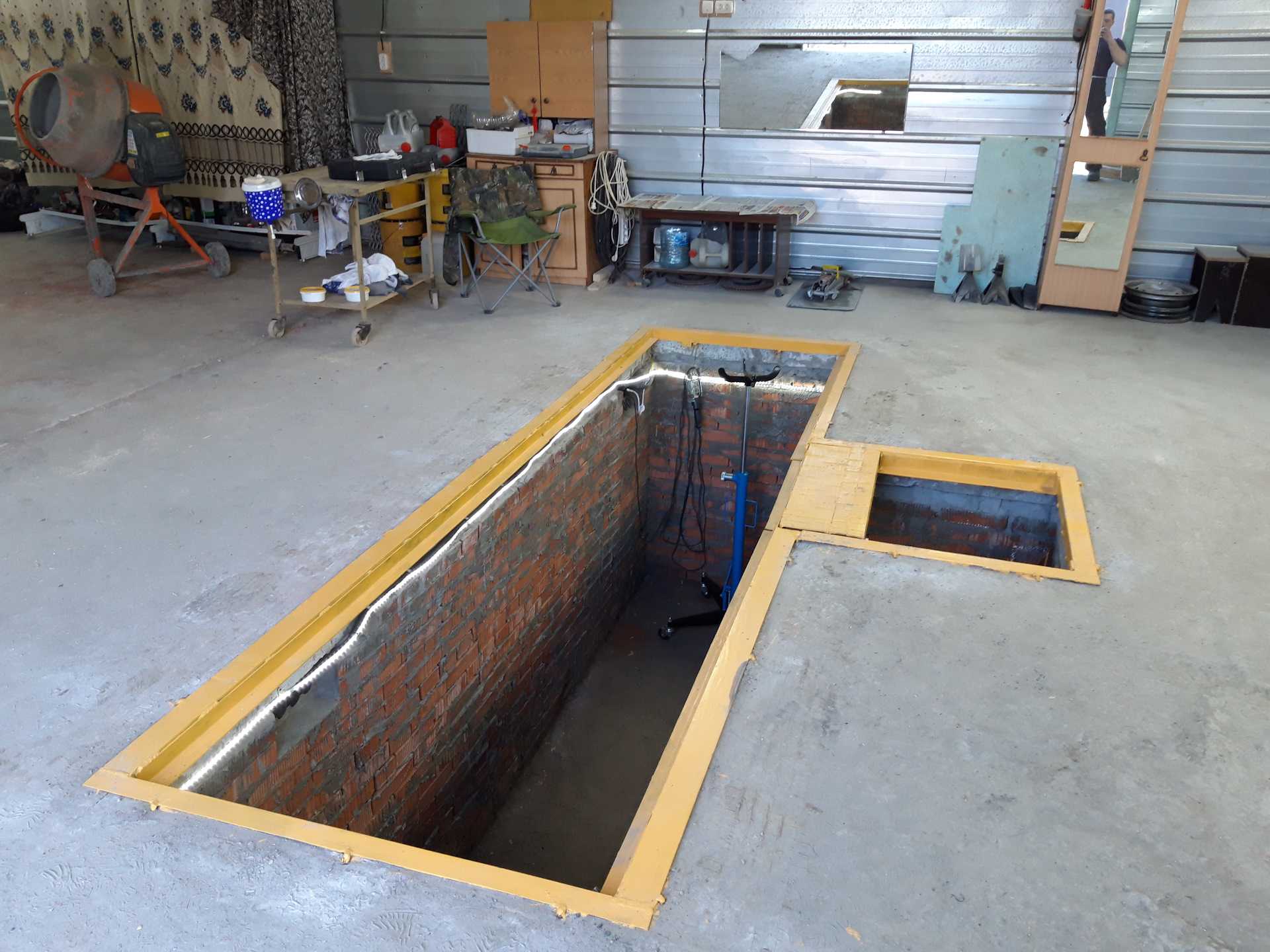 Смотровая яма в гараже своими руками: размеры, гидроизоляция и другое
