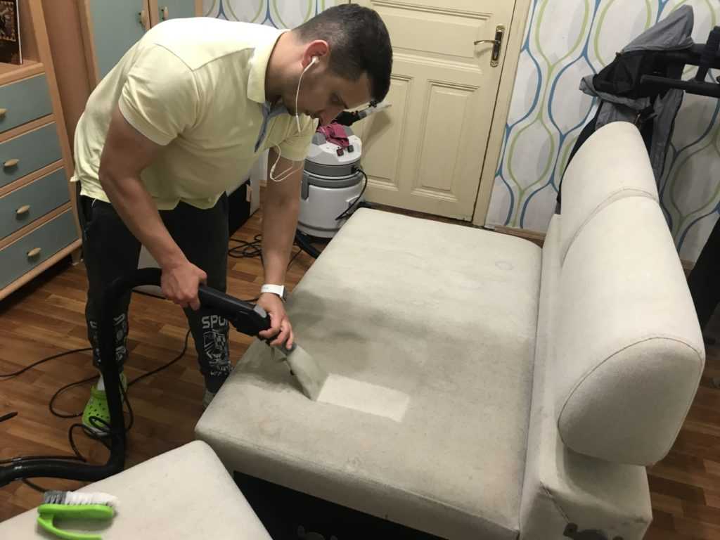 Как почистить тканевую обивку дивана от пыли и пятен