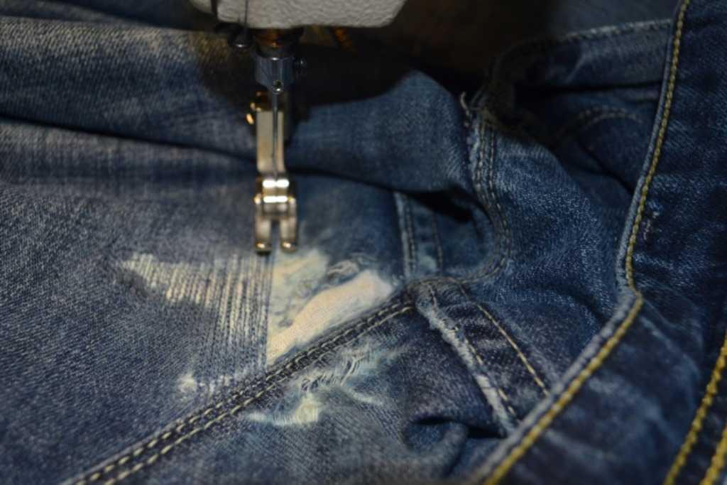 Как заштопать джинсы между ног на машинке или вручную