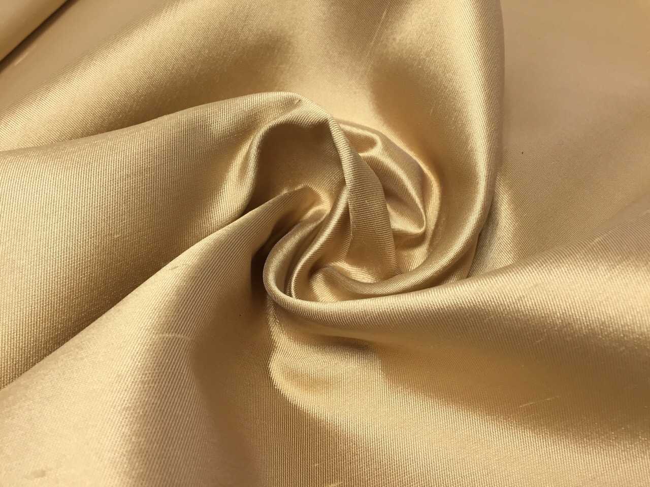 Чесуча — редкая натуральная материя, изготовленная из дикого шелка. для комфортных красивых нарядов
