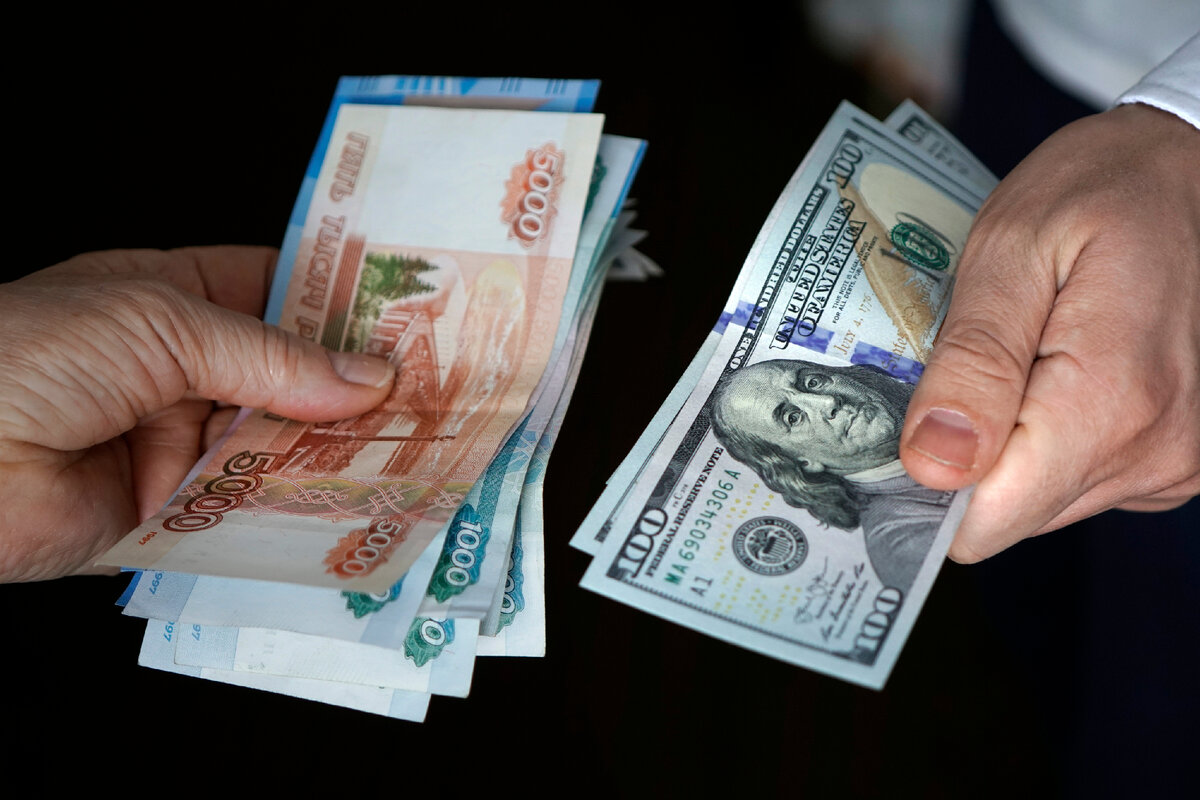 Купля продажа иностранной валюты банком. Доллары в рубли. Валюта в руках. Иностранная валюта. Доллары в руках.